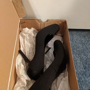 New heels black high closed toe